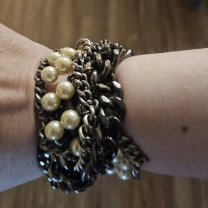 Elegant Gold and Black Chain Bracelet